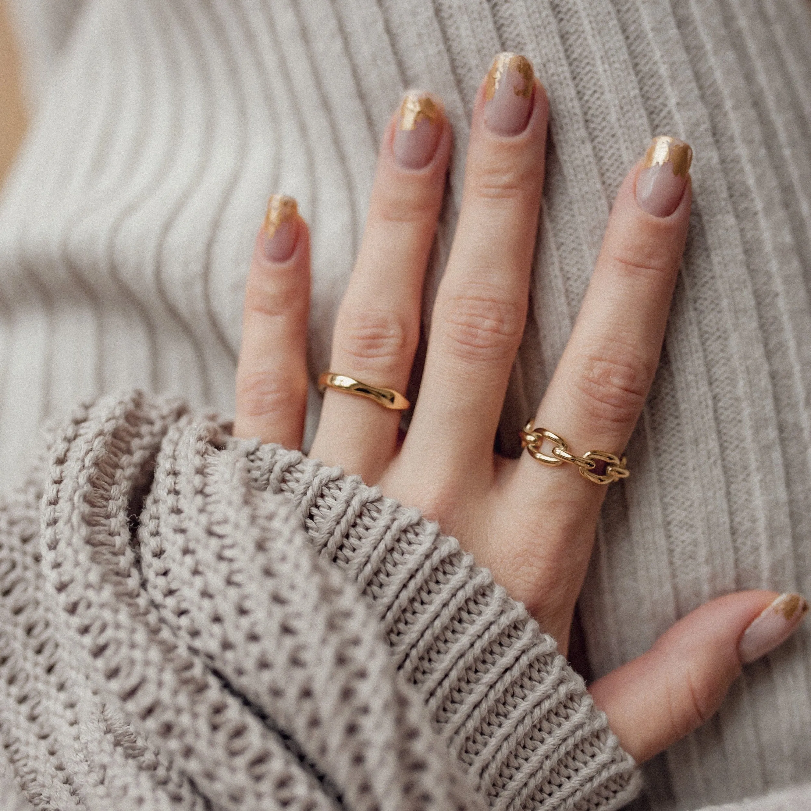 Slim Wavy Band Ring Gold